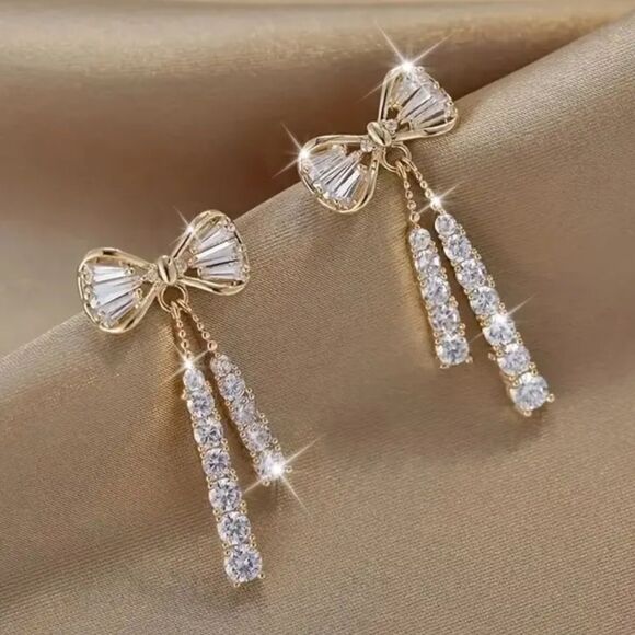 🔅🆕🔅🎀  Elegant Chic Classy Bow 🎀 Crystal Drop Tassel Earrings✨ - Picture 1 of 12